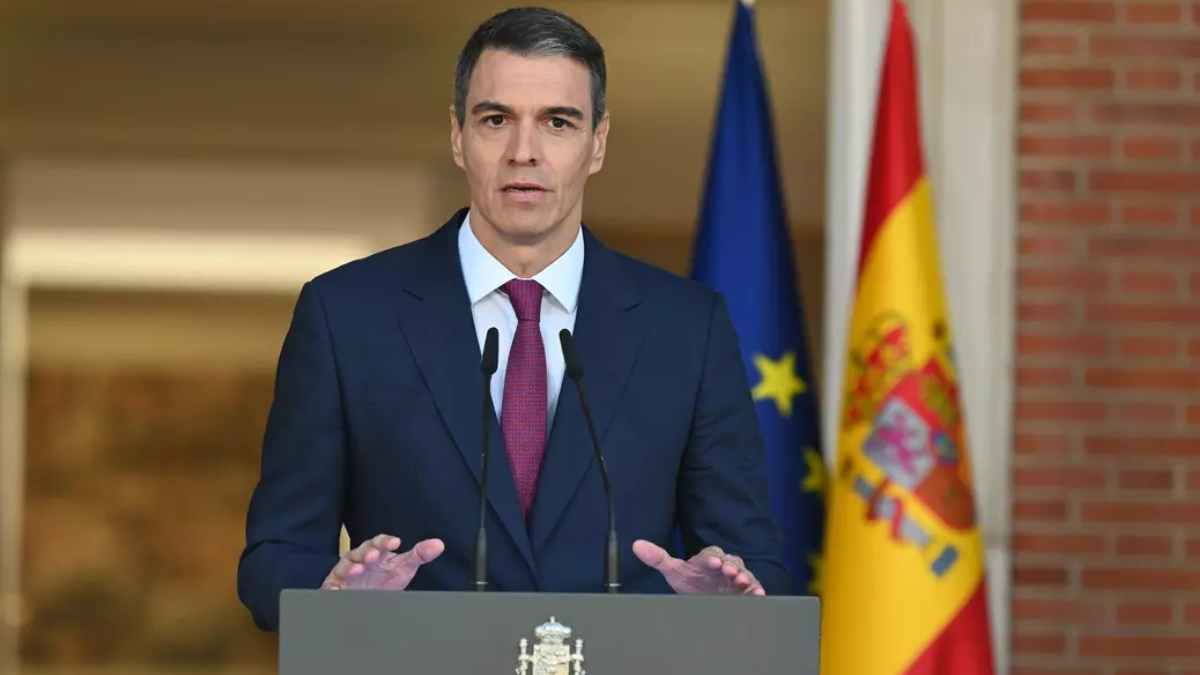 Pedro Sánchez, Presidente del Gobierno, rueda de prensa con banderas de España y la UE explicando la cláusula de rescisión del contrato de alquiler