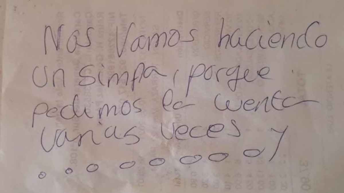 Nota escrita a mano de unos clientes que hacen un simpa y dejan la cuenta sin pagar en un bar