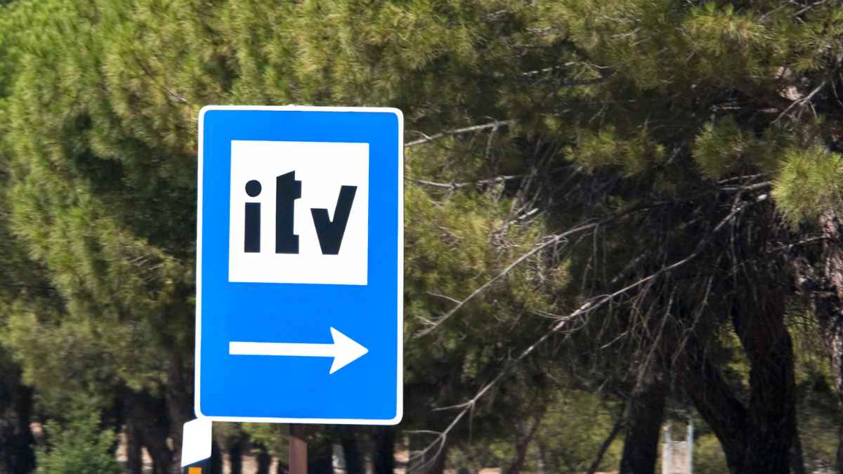 Señal azul de ITV que indica dirección, coches antes 1950 exentos de inspección