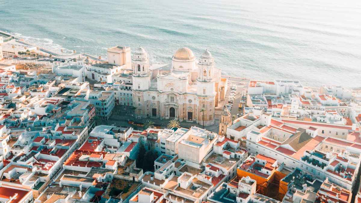 Vista aérea de la ciudad de Cádiz con la catedral frente al mar, donde un jubilado británico compró una casa con problemas de convivencia