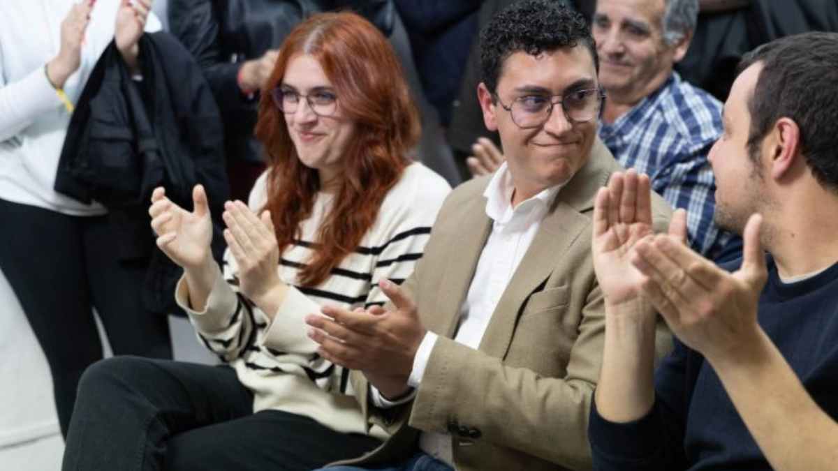 Concejal de Alcorcón aplaude en un acto tras la polémica por su coche oficial