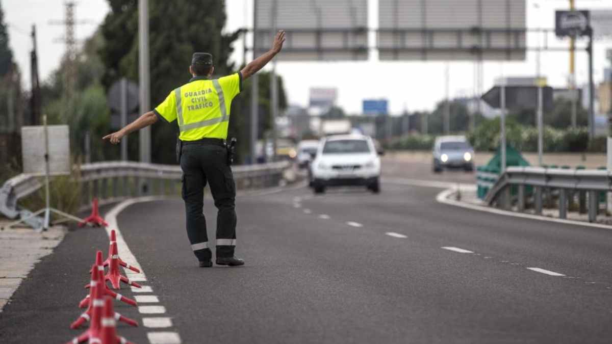 Guardia Civil de tráfico controla coche en alicante tras conductor sin puntos