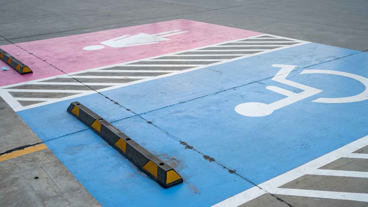 Plaza de aparcamiento azul reservada para personas con movilidad reducida en L’Hospitalet, vacía y señalizada con el icono de silla de ruedas