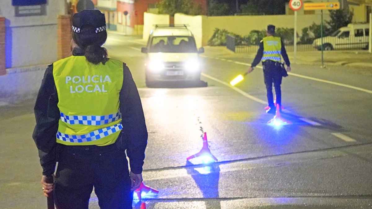 Policía Local señaliza un control de alcoholemia nocturno en Paracuellos del Jarama con conos luminosos y un vehículo detenido