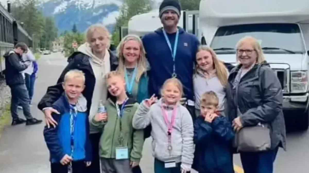 Familia con seis niños abandonada por su crucero posa en Ketchikan Alaska