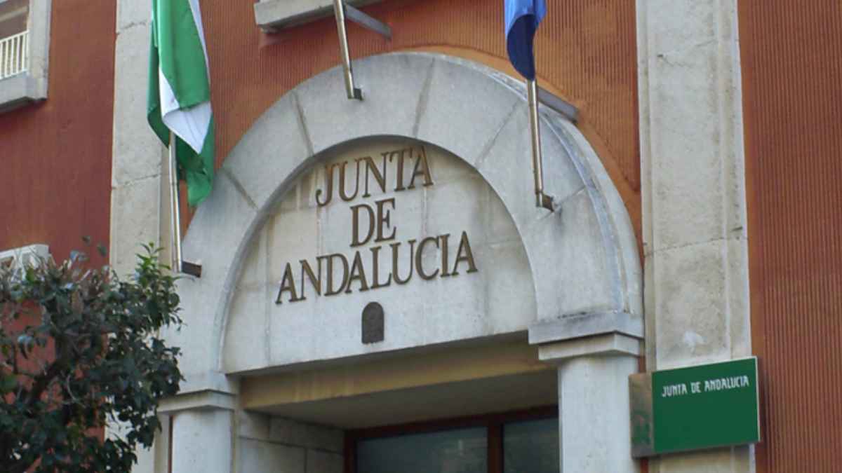 Entrada de la Junta de Andalucía con banderas, curso gratis de Gestión Contable y Auditoría