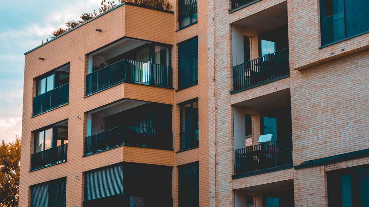 Fachada de edificio con terrazas y cerramientos que un tribunal ordena demoler por falta de permiso comunitario