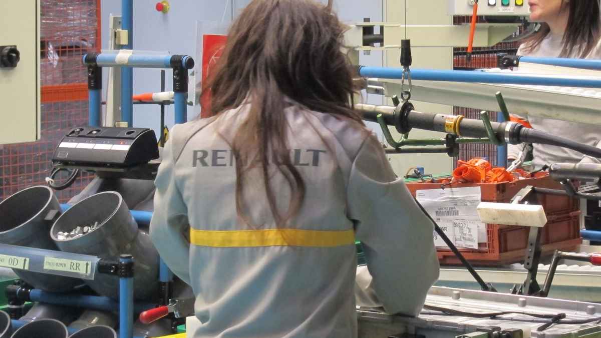 Operaria de Renault en la línea de montaje despedido estando de baja médica con indemnización de 60000 euros