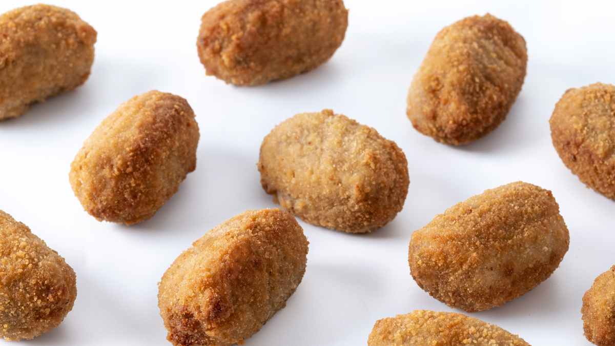 Croquetas fritas sobre fondo blanco, imagen ilustrativa del caso de despido por consumo de alimento destinado a la basura