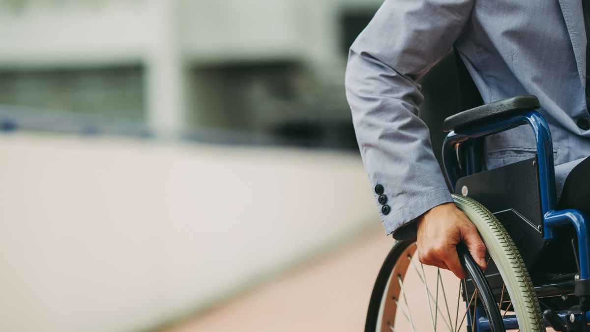 Hombre en silla de ruedas simulando invalidez para cobrar pensión de 3.000 euros