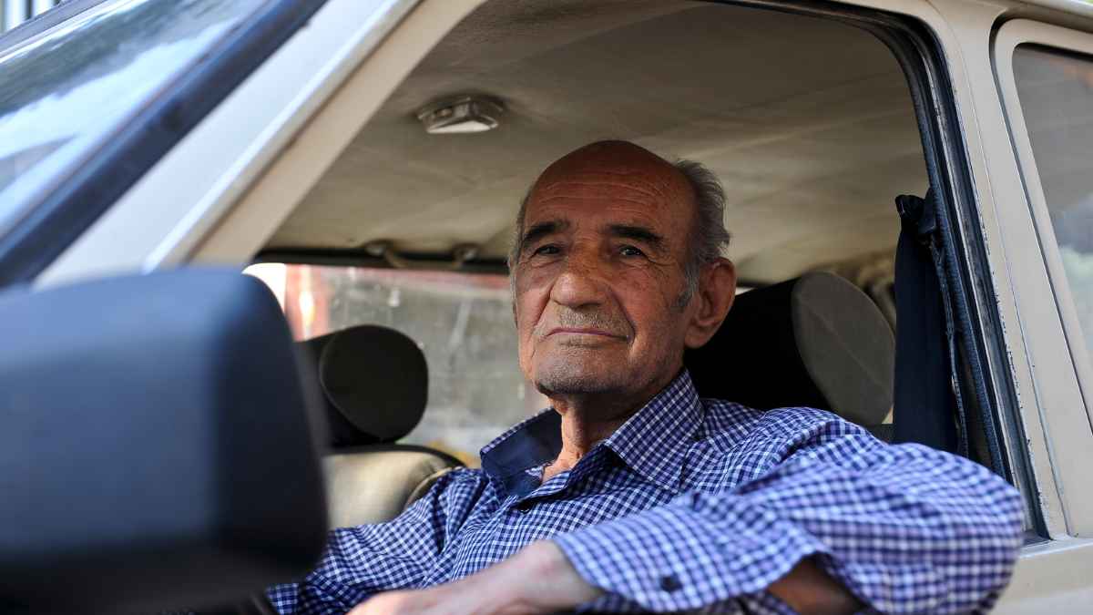 Conductor mayor al volante tras los nuevos controles médicos de la DGT