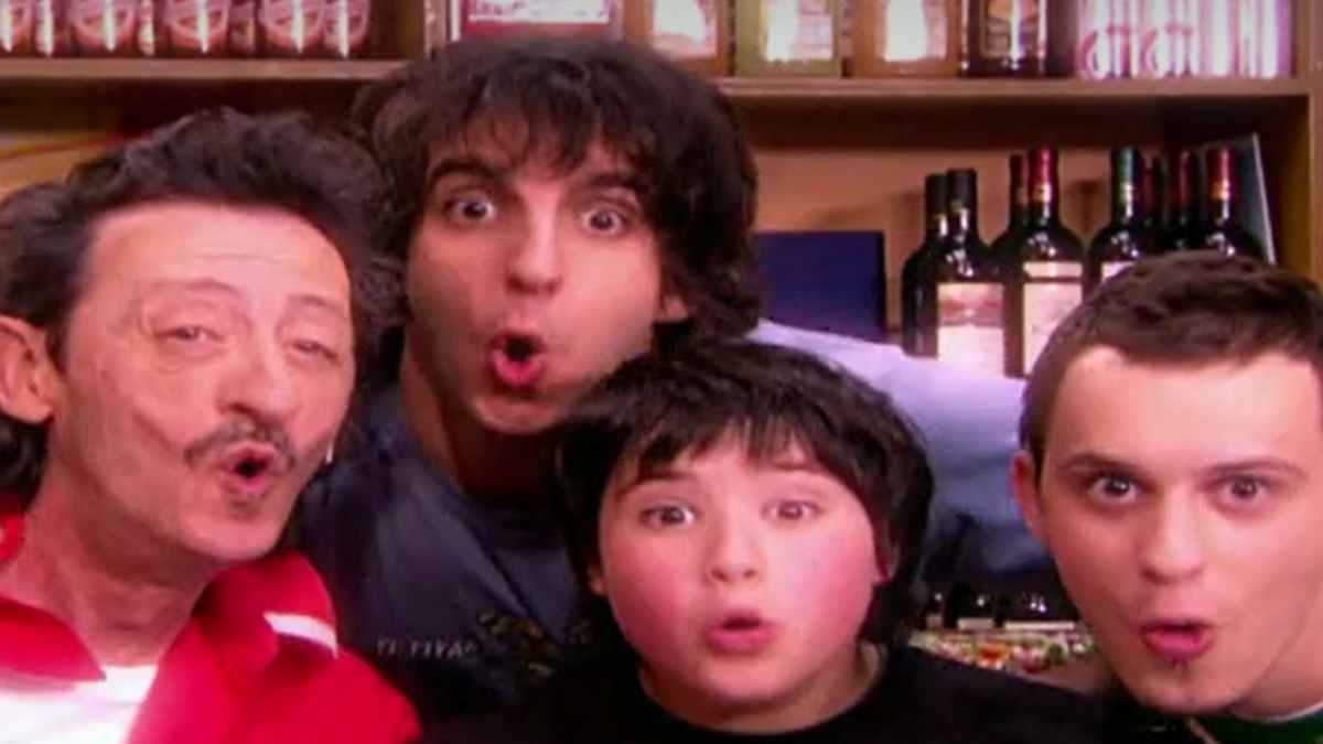 Eduardo García (Josemi) con el reparto de ‘Aquí no hay quien viva’ en una escena de la serie