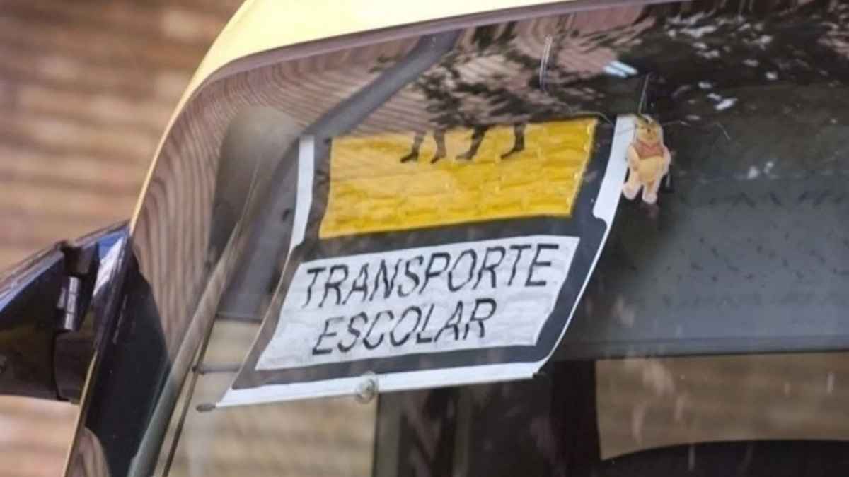 Señal de “Transporte Escolar” en el parabrisas de un autobús en Cádiz