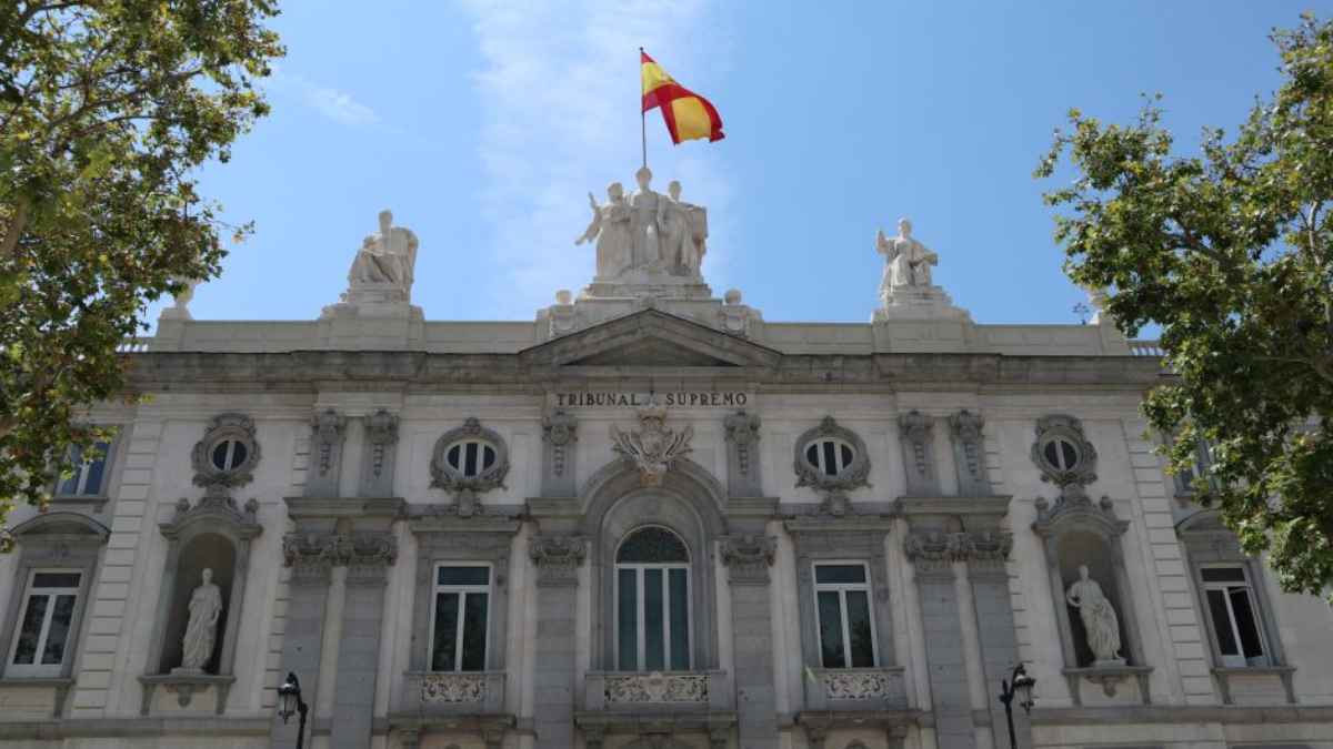 Fachada del Tribunal Supremo con la bandera de España, sede de la sentencia sobre fines de semana