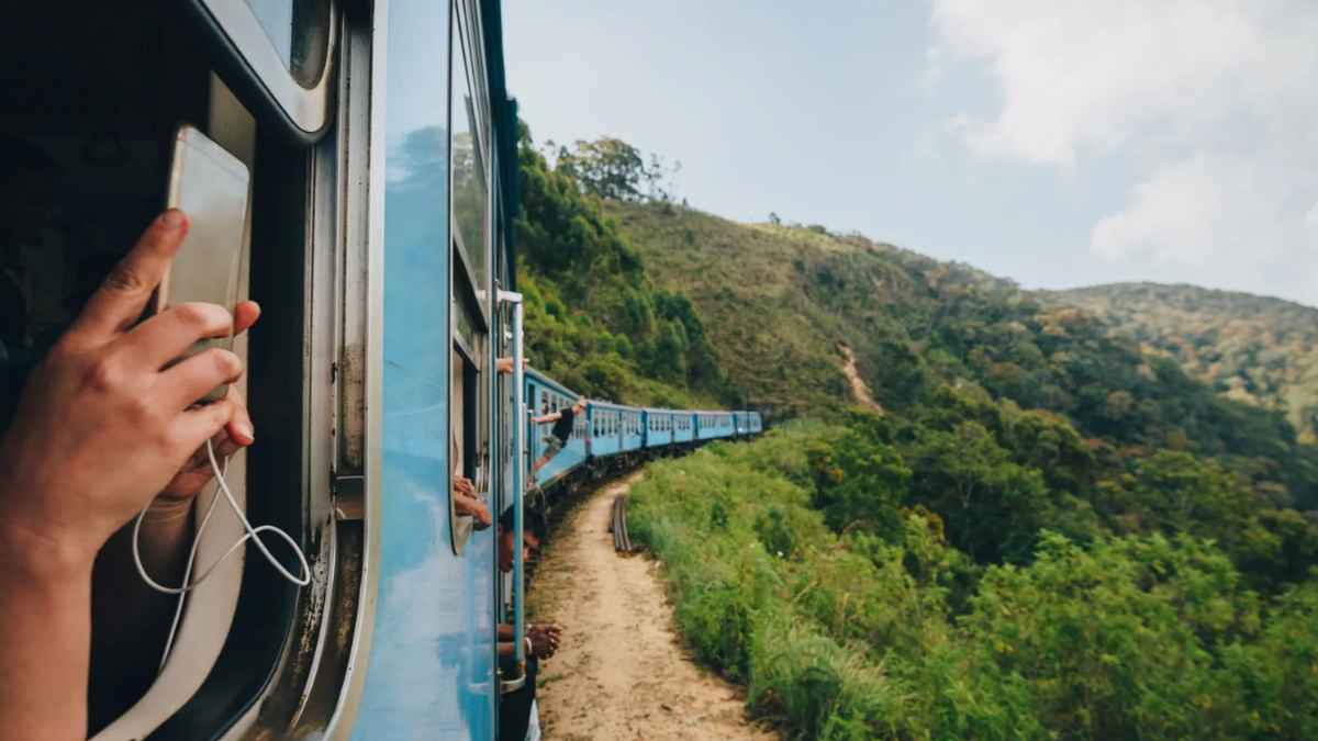 Tren azul de la Linha do Douro serpenteando entre viñedos y colinas portuguesas, escapada en tren por menos de 20 €