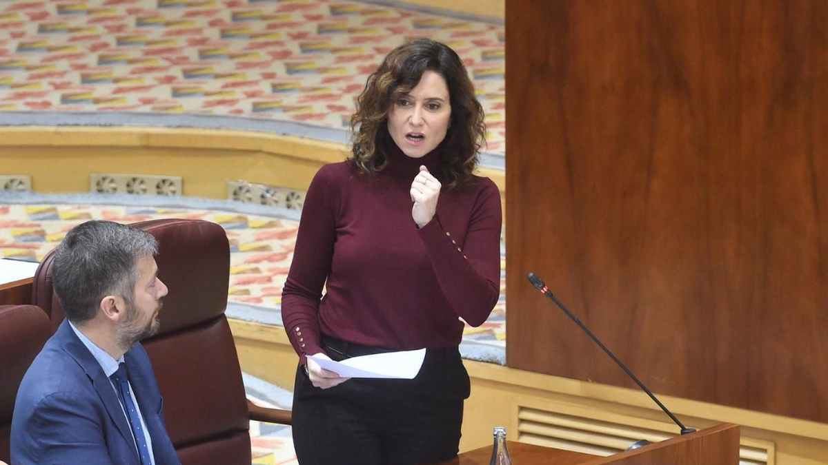 Isabel Díaz Ayuso, Presidenta de la Comunidad de Madrid, interviene en la Asamblea de Madrid durante el debate sobre contratos fraccionados para obras en colegios.