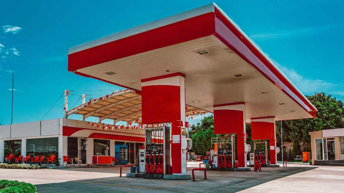 Surtidor de gasolina en gasolinera española donde más del 40 % del precio son impuestos de Hacienda