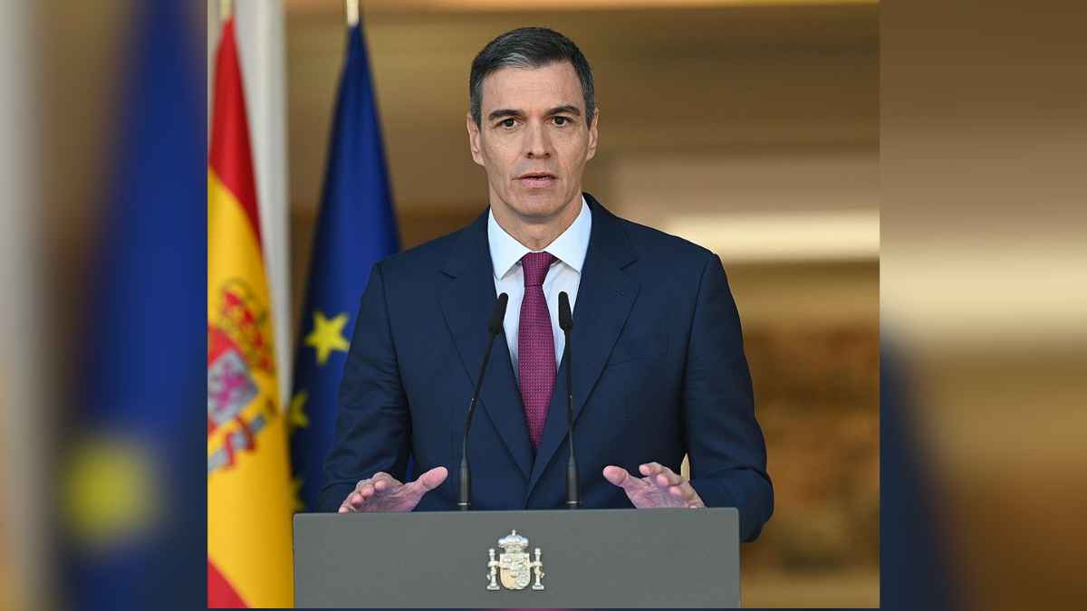 Presidente del Gobierno anuncia en rueda de prensa la compensación de cinco años extra de cotización para quienes fueron becarios sin cotizar antes de 2011.