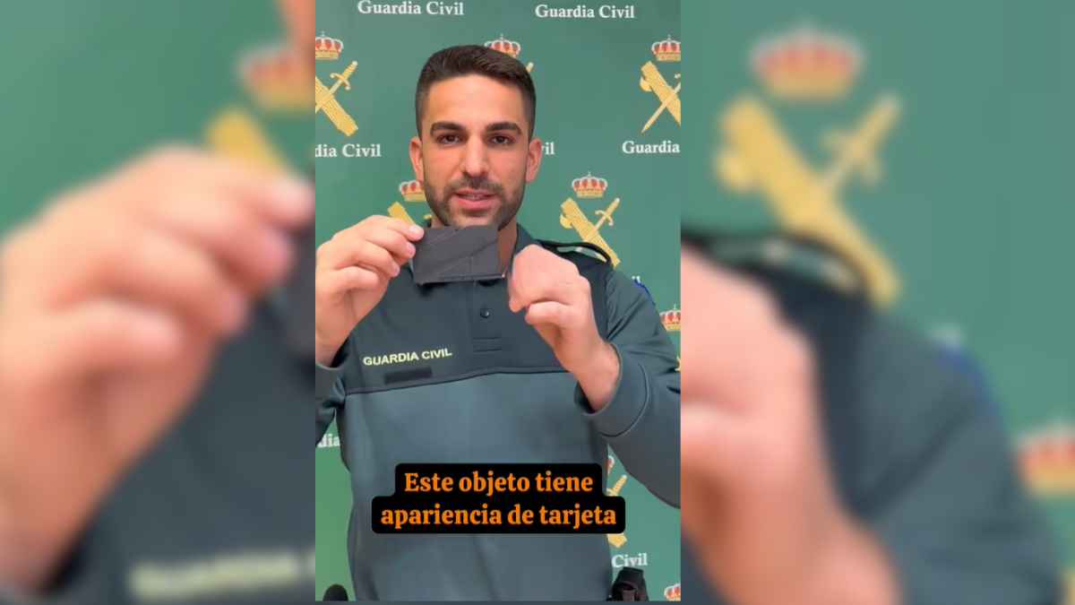 Guardia Civil muestra tarjeta con hoja oculta prohibida; multas de hasta 30.000 euros