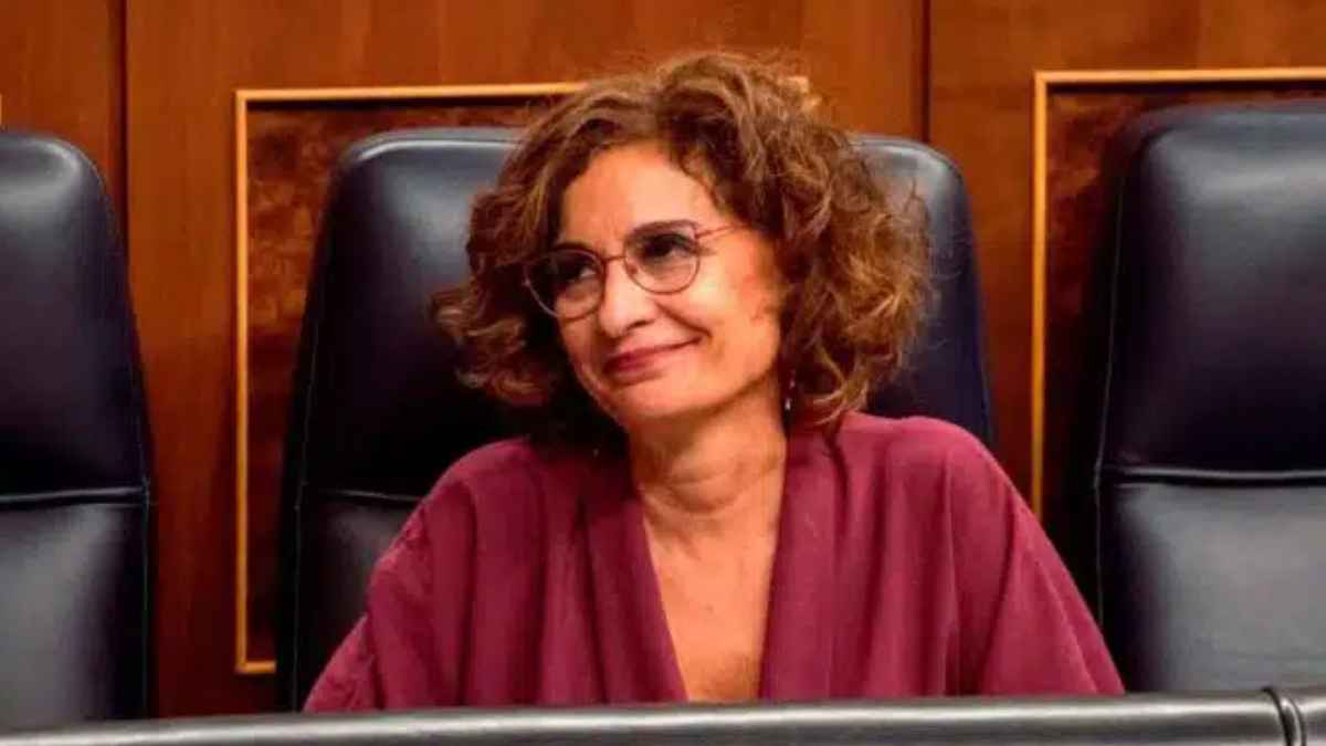 Ministra de Hacienda en el congreso anuncia deducción del seguro y gasolina del coche en la renta 2024