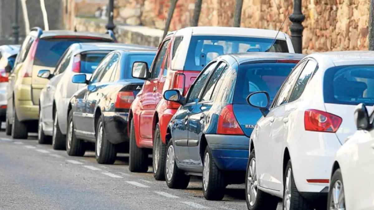 Coches aparcados en línea en una calle, ejemplo de reserva de plaza de aparcamiento