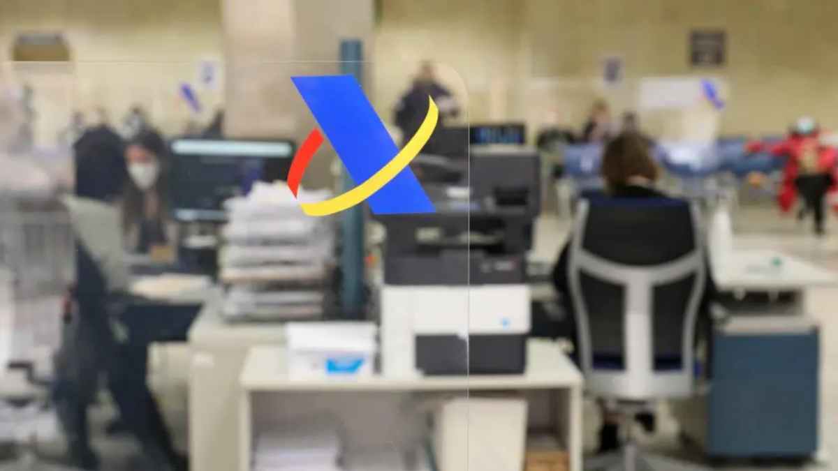 Logo de la Agencia Tributaria en oficina informando sobre impuestos por vender vivienda y exenciones para mayores de 65 años