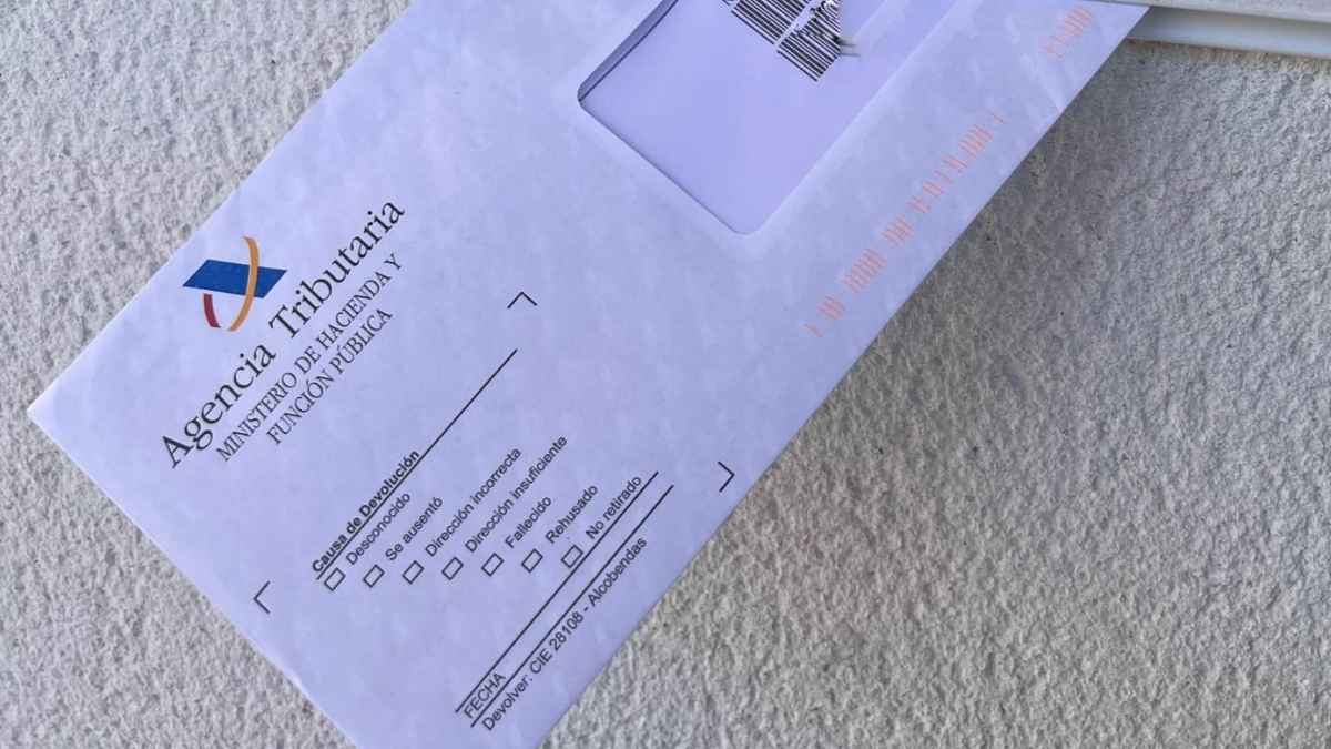 Sobre de la Agencia Tributaria con notificación de Hacienda sobre la declaración de la Renta y aviso de multa por presentarla después del 30 de junio
