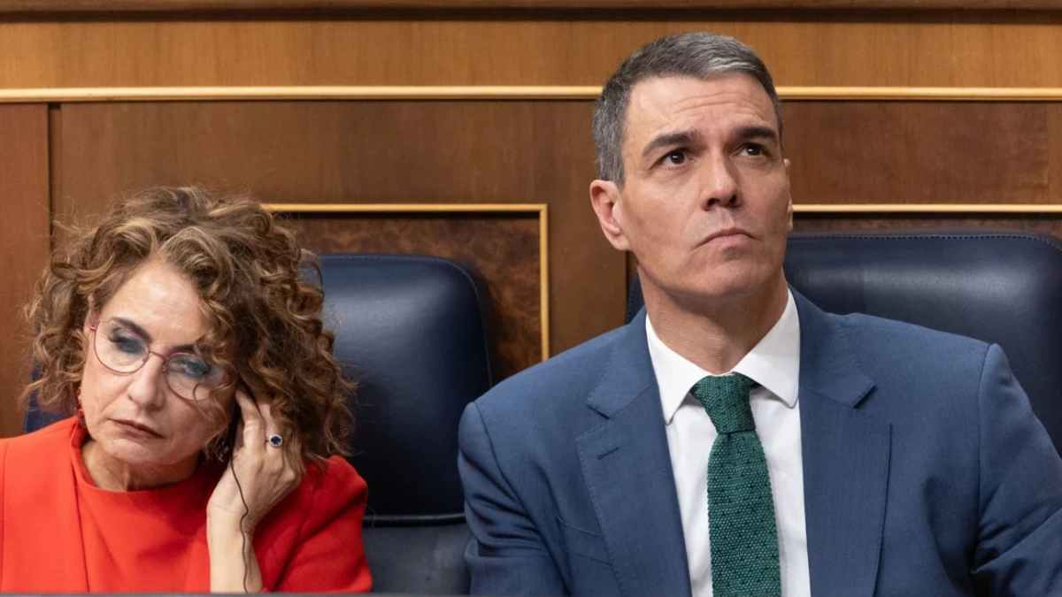 La ministra de Hacienda junto con el Presidente del Gobierno, Pedro Sánchez