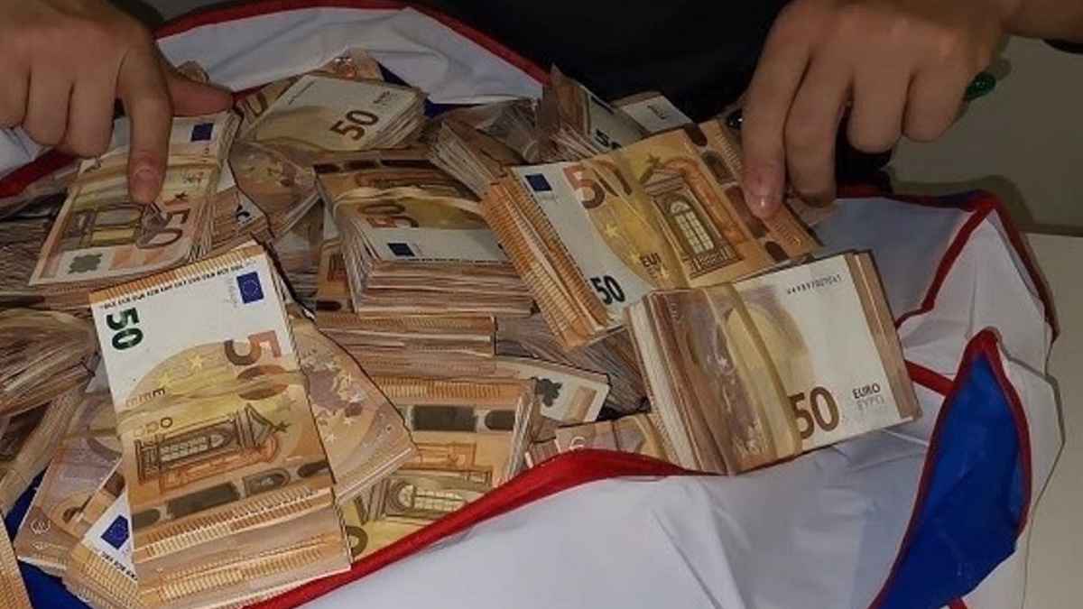 Bolsa con fajos de billetes de 50 € hallados por un vecino y devueltos en Leganés (Madrid)