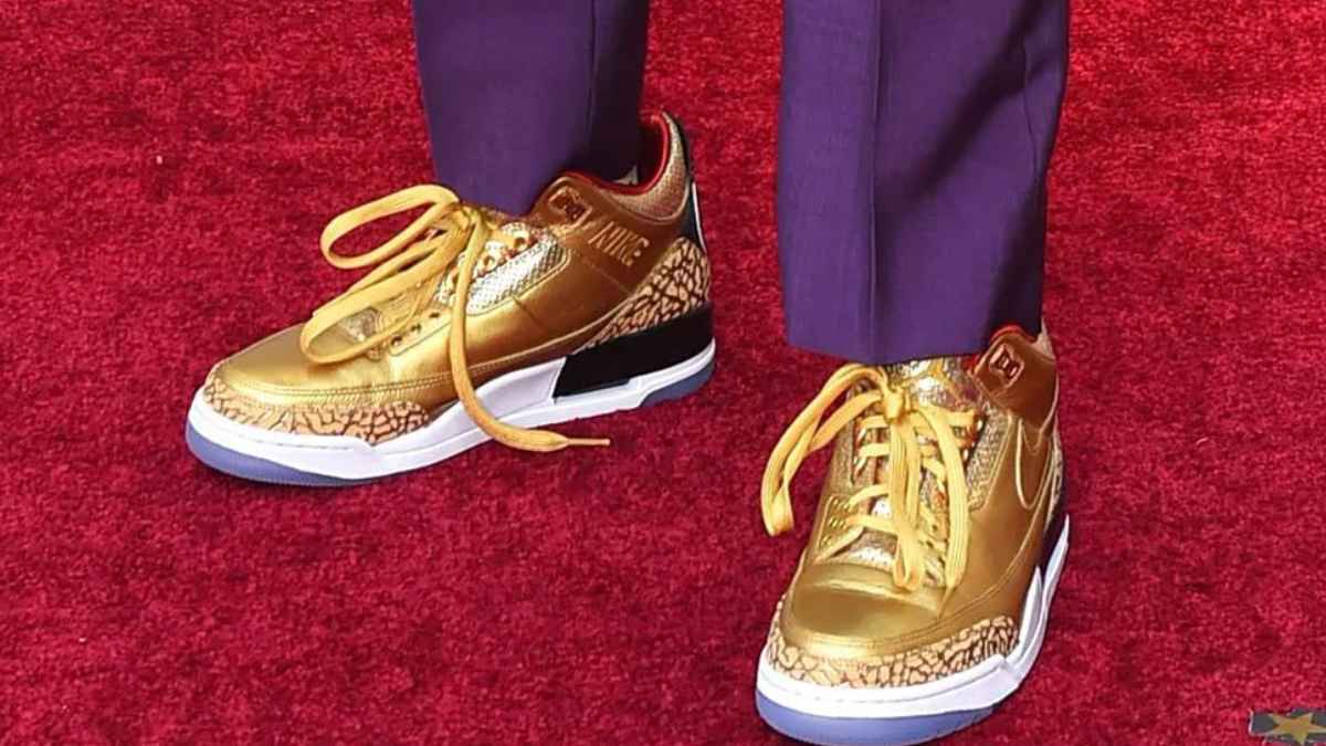 Zapatillas Nike Air Jordan doradas encontradas en un contenedor y subastadas por 40.000 euros