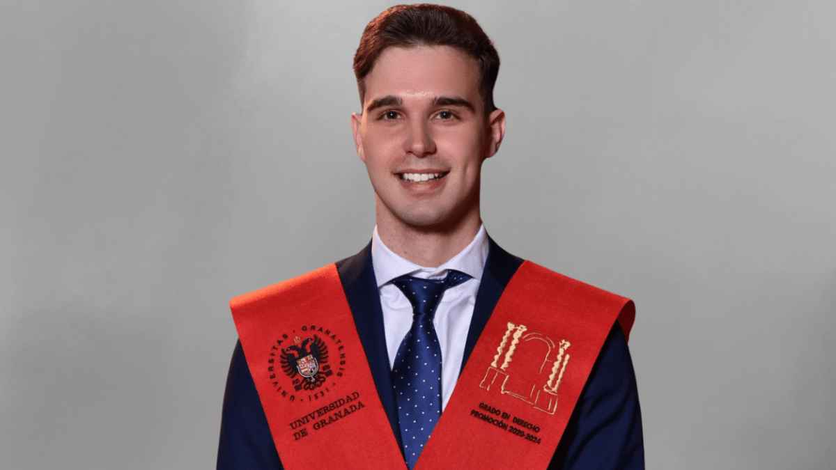 Joven graduado en derecho con beca roja de la universidad de granada