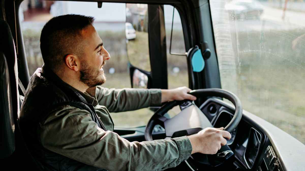 Camionero conduciendo su tráiler; ejemplo de conductor profesional que podrá jubilarse anticipadamente sin penalización
