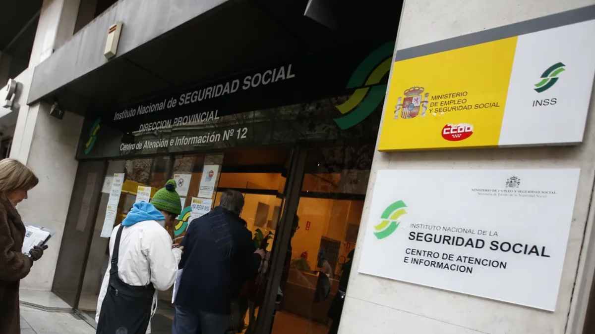 Personas haciendo fila en una oficina del Instituto Nacional de la Seguridad Social para trámites de jubilación anticipada