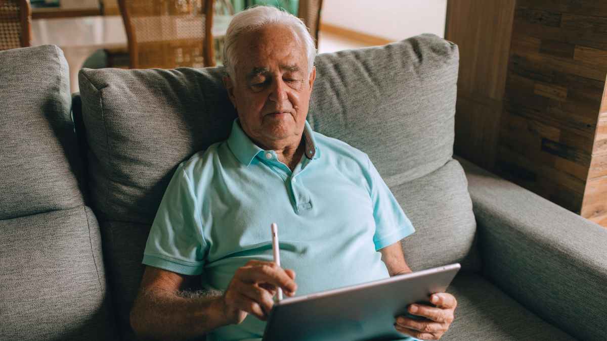 Jubilado de 63 años con pensión de 85 495 euros revisa en una tablet si vender su vivienda y alquilar mejorará su jubilación