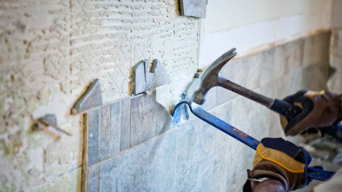 Persona realizando reforma en vivienda con ayudas de Madrid 2025