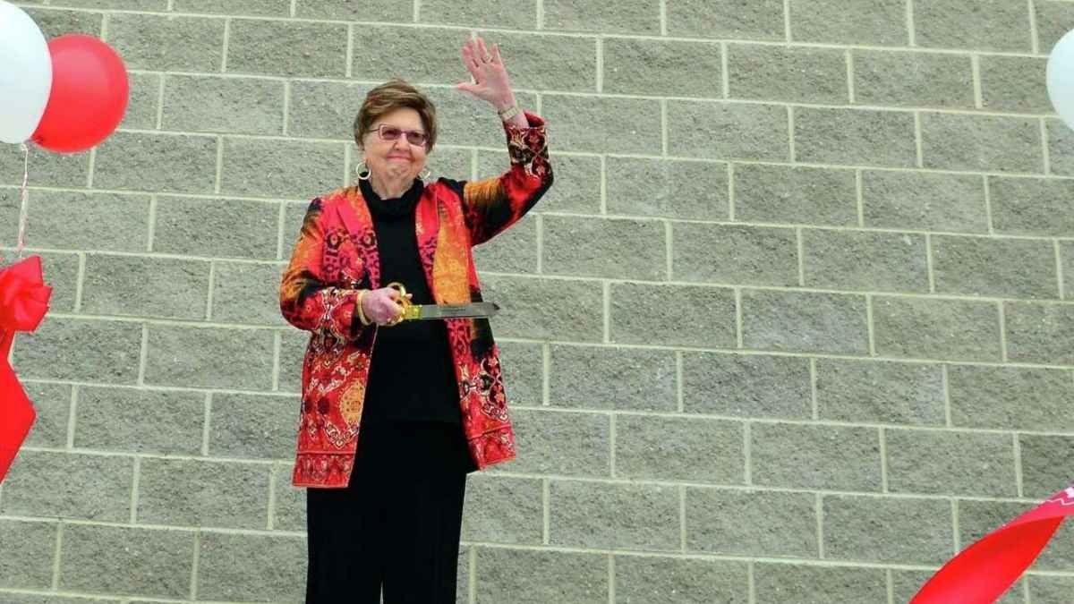 Joan Payden, 92 años, corta cinta inaugural con tijeras grandes; lidera Payden & Rygel, firma que gestiona 162.000 millones en activos