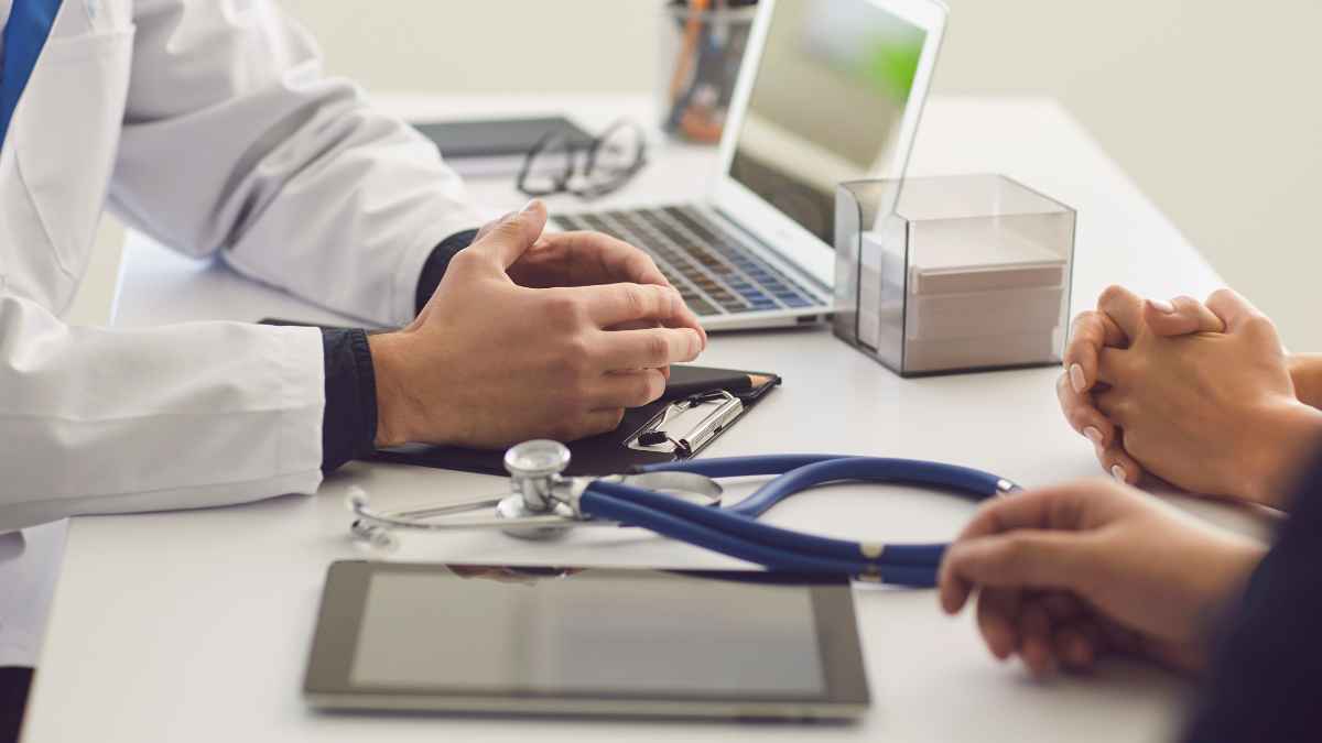 Paciente conversa con médico en consulta sobre cancelación de cita médica en Alemania