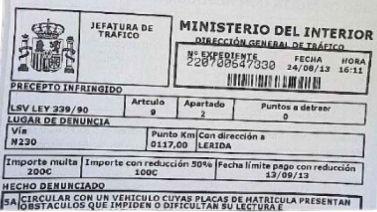 Multa de tráfico por circular con matrícula modificada con adhesivo CAT que tapa la letra E, sanción de 200 euros.