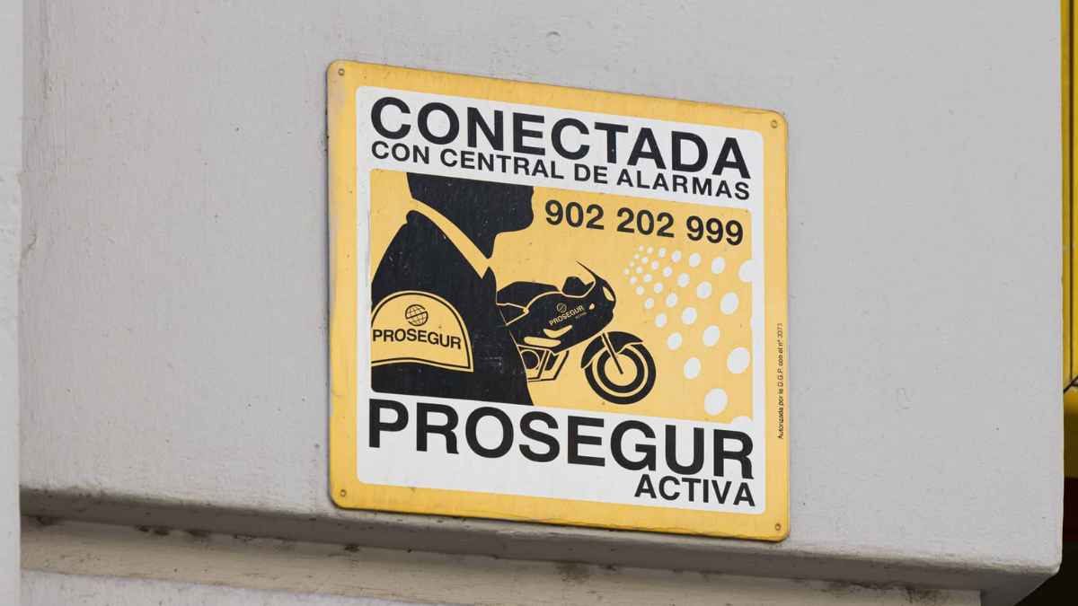 Placa de alarma de Prosegur en fachada sin contratar servicio: riesgo de multa de 600 € al día