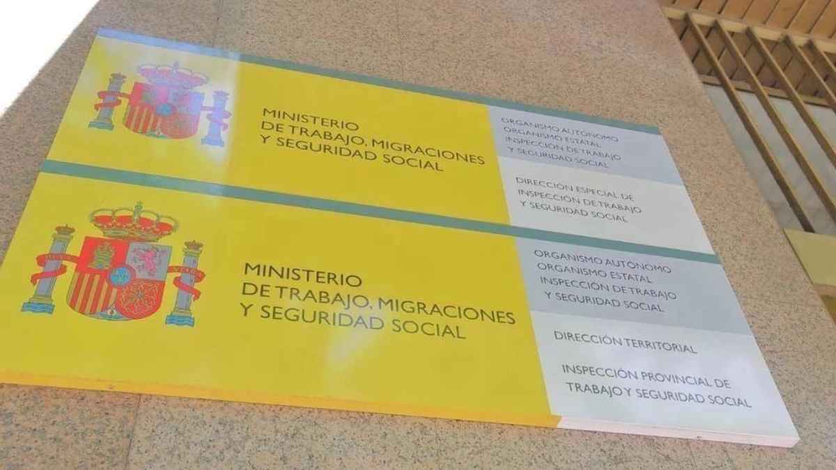 Rótulo del Ministerio de Trabajo e Inspección de Trabajo que anuncia multas de hasta 225.018 € por fraude al SEPE