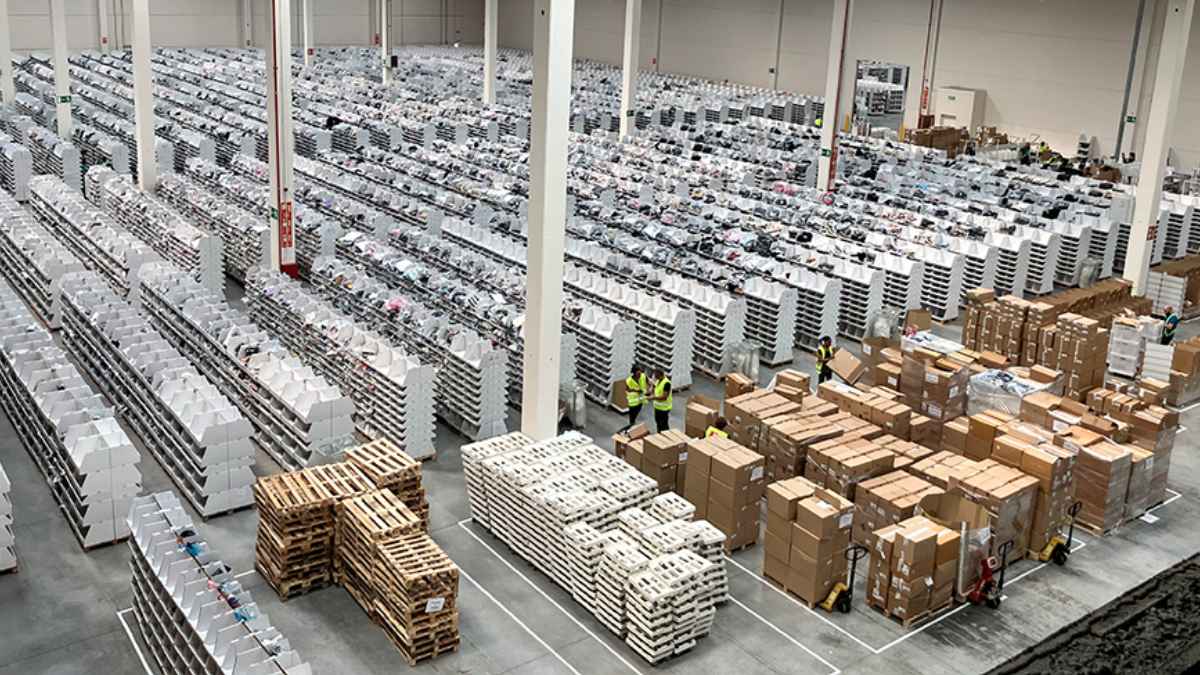 Interior de centro logístico de Logisfashion en Ontígola con estanterías y pallets, hasta 1 600 empleos