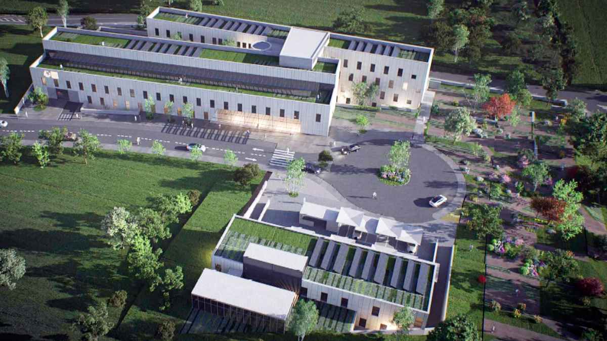 Vista aérea del futuro Hospital Sierra Norte de Lozoyuela, dos bloques con cubiertas verdes, helipuerto y 10.500 m² de superficie.