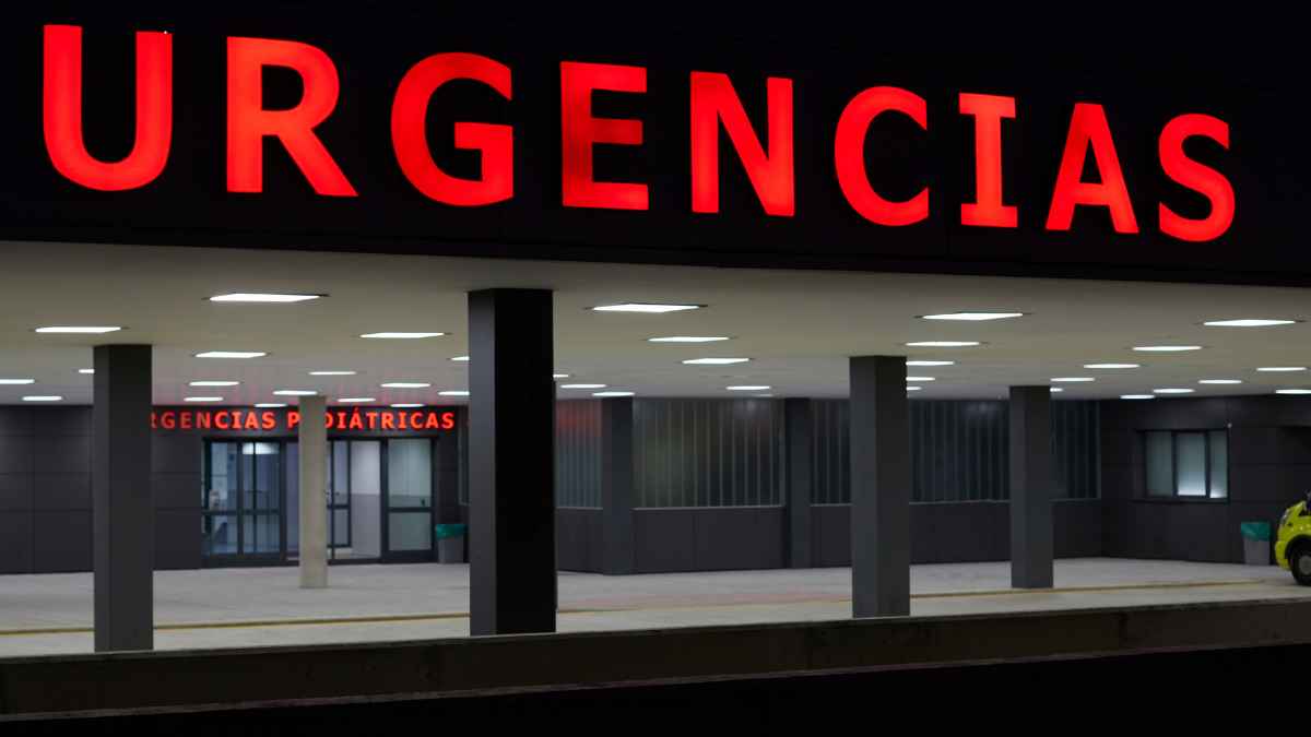 Entrada de urgencias pediátricas con cartel luminoso rojo en un hospital