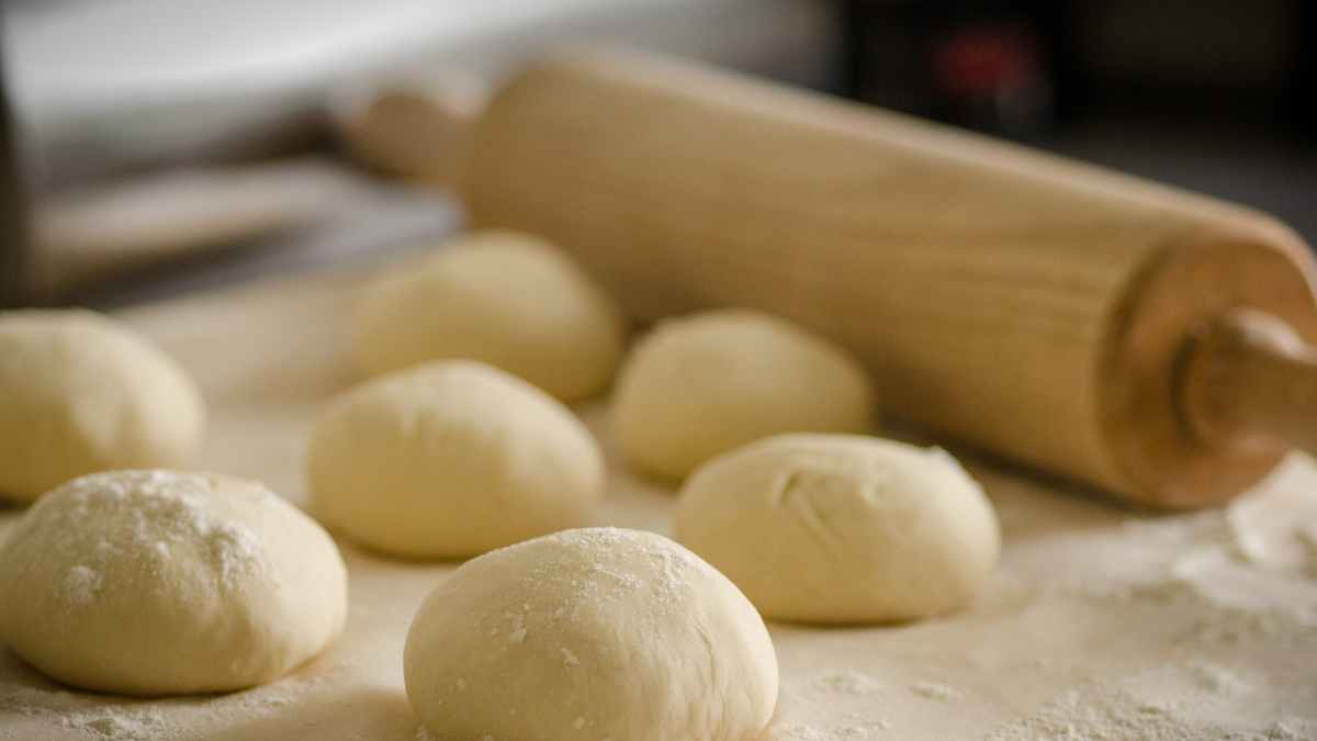 Masa de pan en panadería de Barcelona afectada por conflicto legal por cámaras ocultas