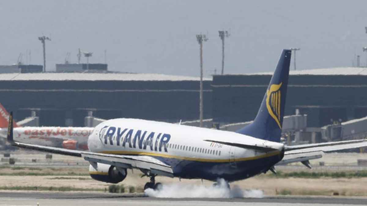 Avión Boeing 737 de Ryanair aterrizando en Santiago tras desvío del vuelo Liverpool-Tenerife por pasajero conflictivo