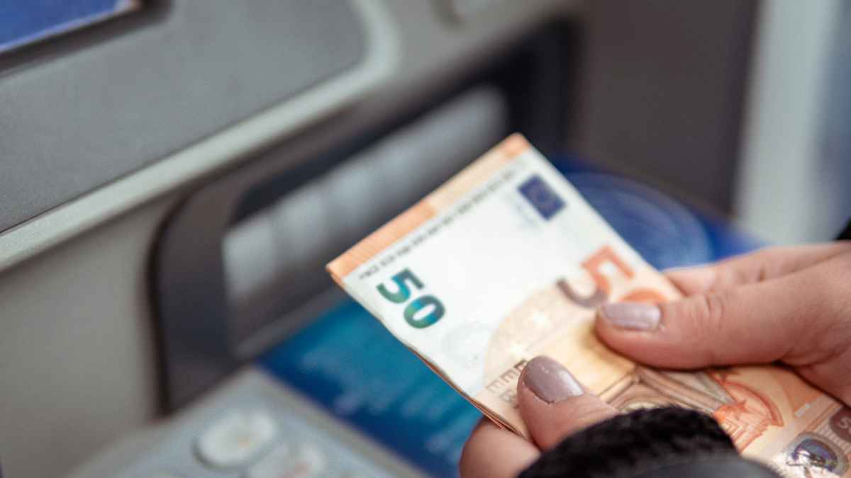 Billete de 50 € en un cajero automático retirado ante posible guerra en Europa