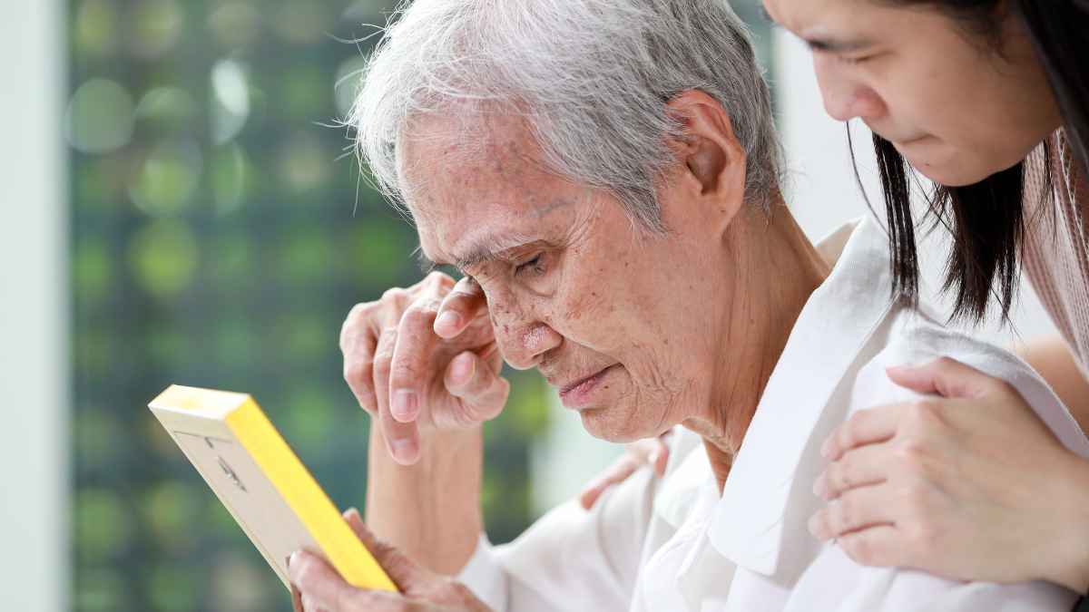 Mujer jubilada mayor con expresión de tristeza recordando a su esposo mientras su hija la consuela