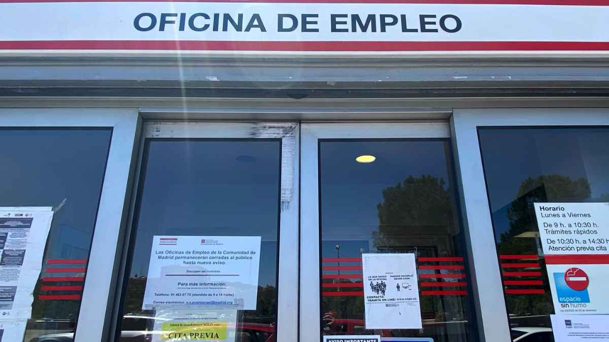 Oficina de empleo del SEPE con información sobre la pensión de 480 € mensuales para desempleados mayores de 52 años