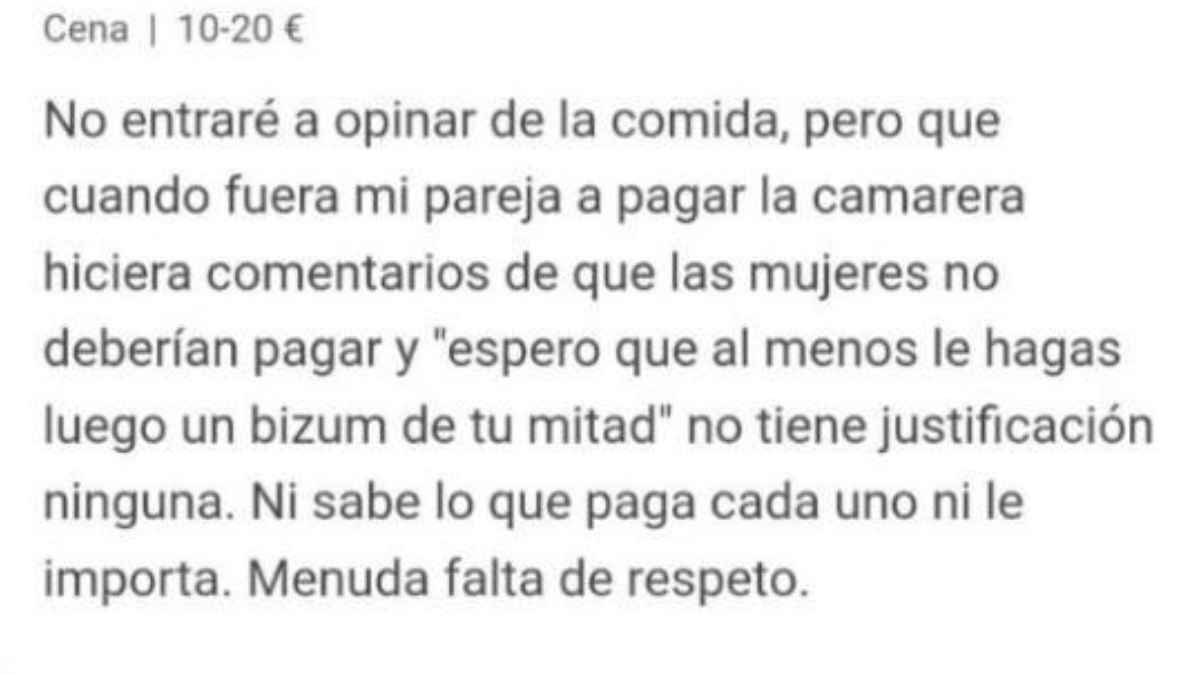 Queja de cliente sobre comentario inapropiado de camarera sobre las mujeres pagando en un bar