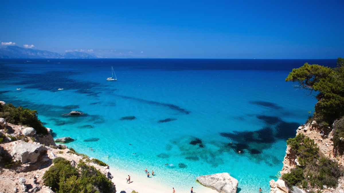 Playa de Rodas en las Islas Cíes, aguas turquesas y arena blanca, top 50 mundial